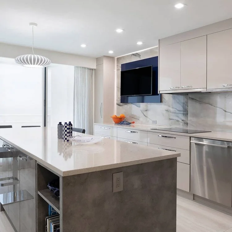 Light kitchen with a broad island and a circular pendant